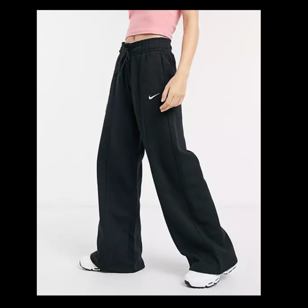 Nike Wide Legged Sweatpants